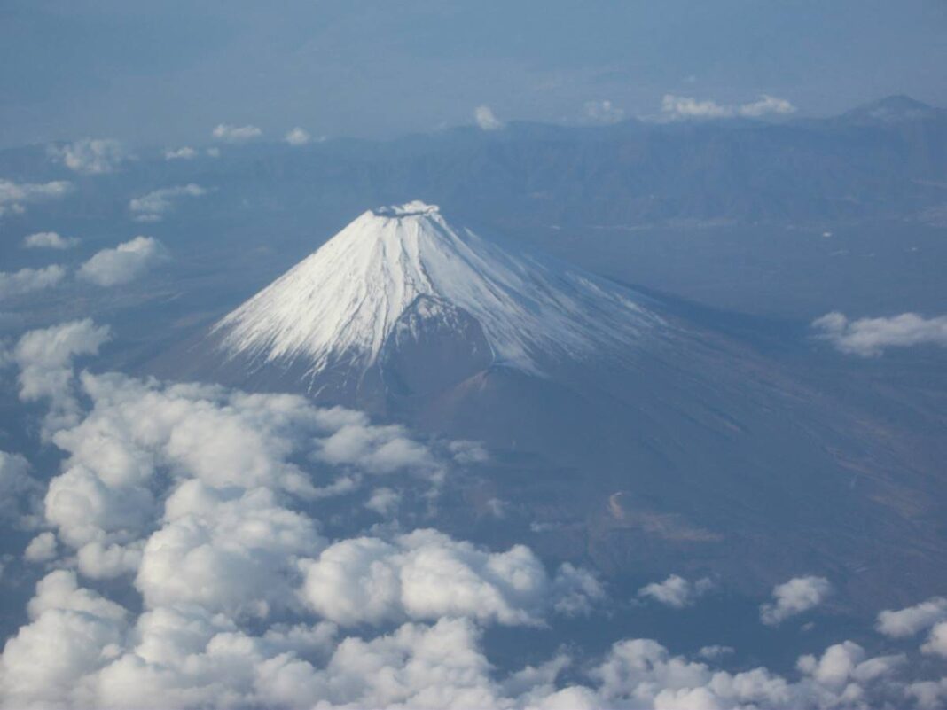 日本といえば富士山。里帰りの機内から。